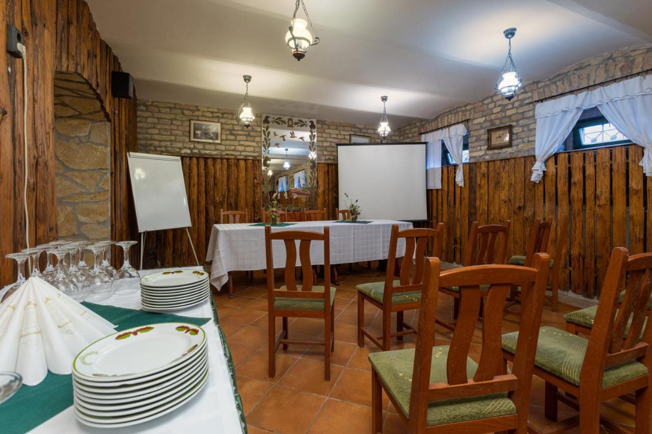 Illés Hotel Szeged Extérieur photo