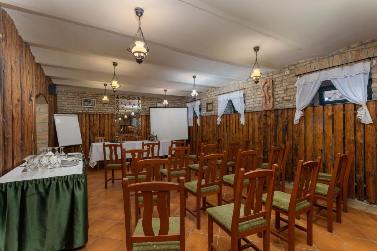 Illés Hotel Szeged Extérieur photo